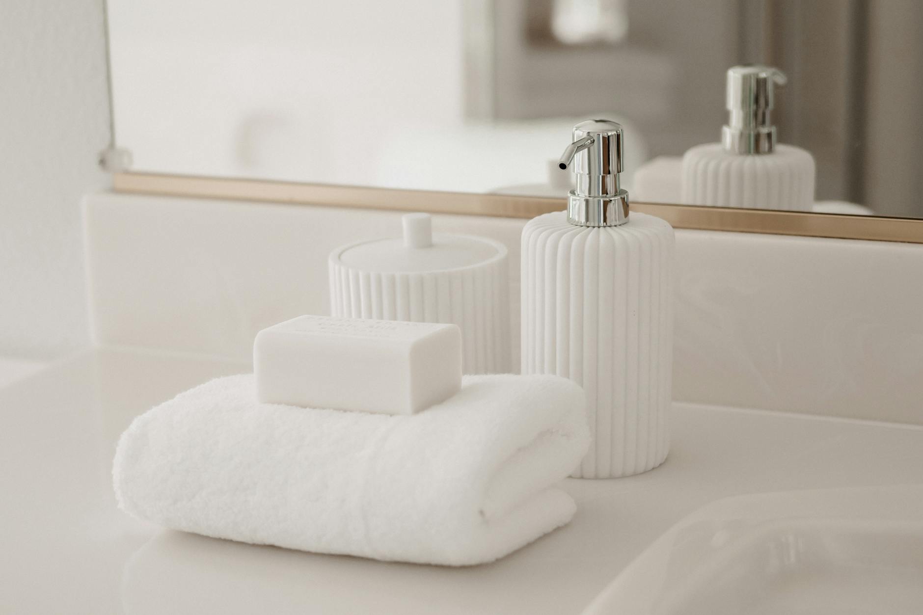 Biały elegancki ręcznik i kostka mydła w nowoczesnej łazience