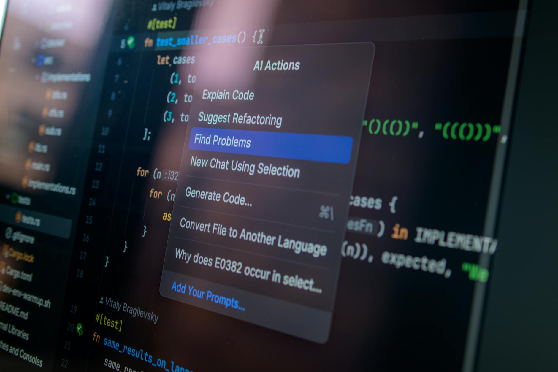 Ekran komputera z kodem i menu akcji AI ułatwiających pracę programisty