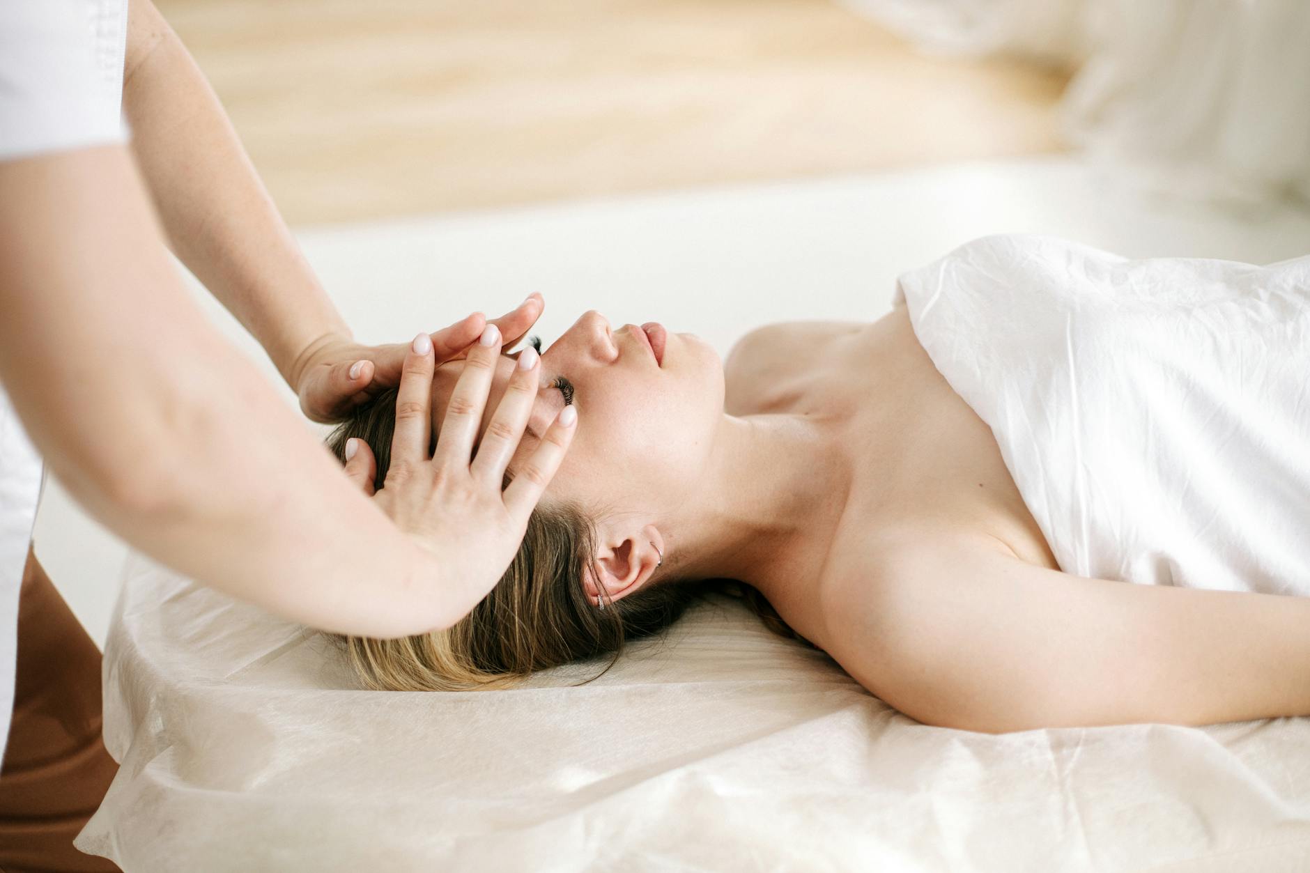 Kobieta podczas relaksującego masażu twarzy w luksusowym spa