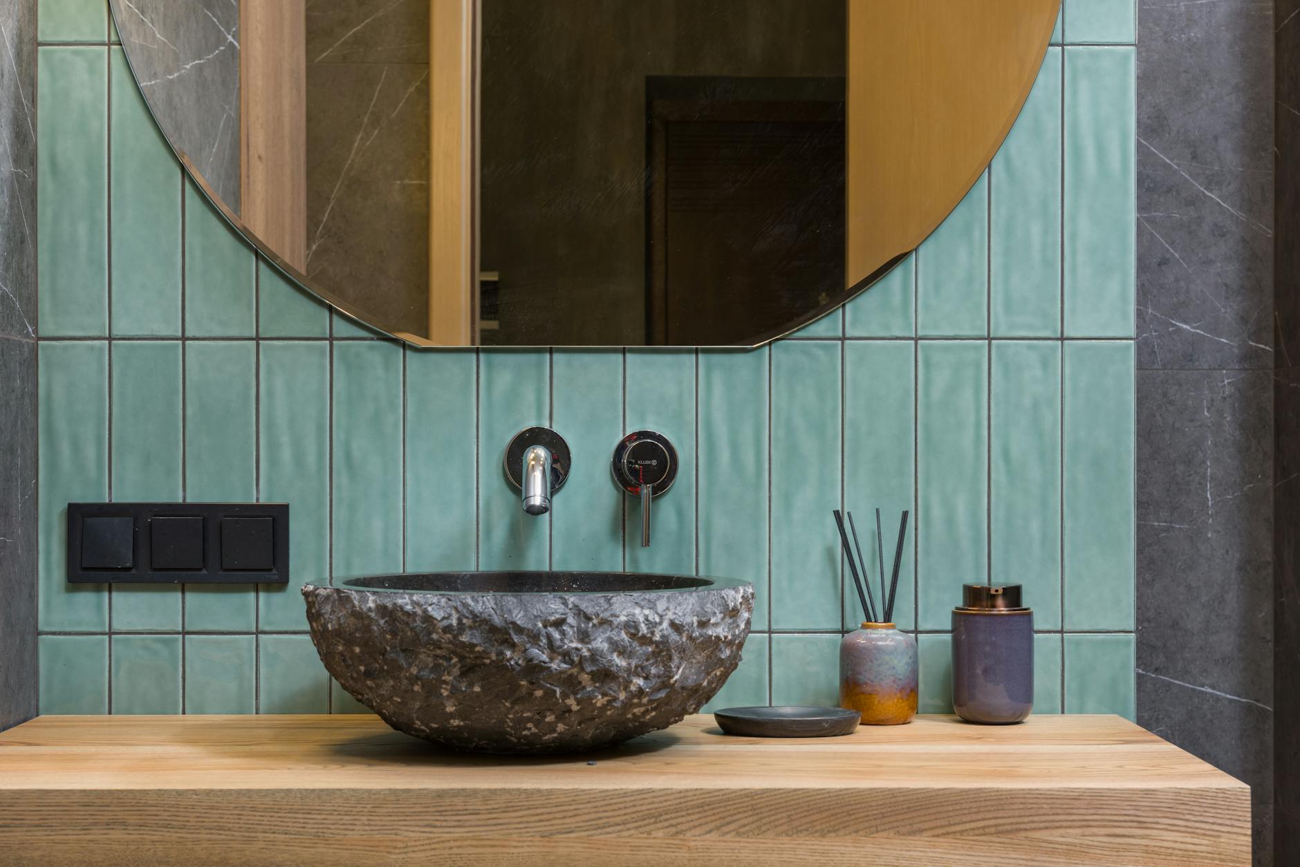 Nowoczesna łazienka SPA z kamienną umywalką i minimalistycznym wystrojem
