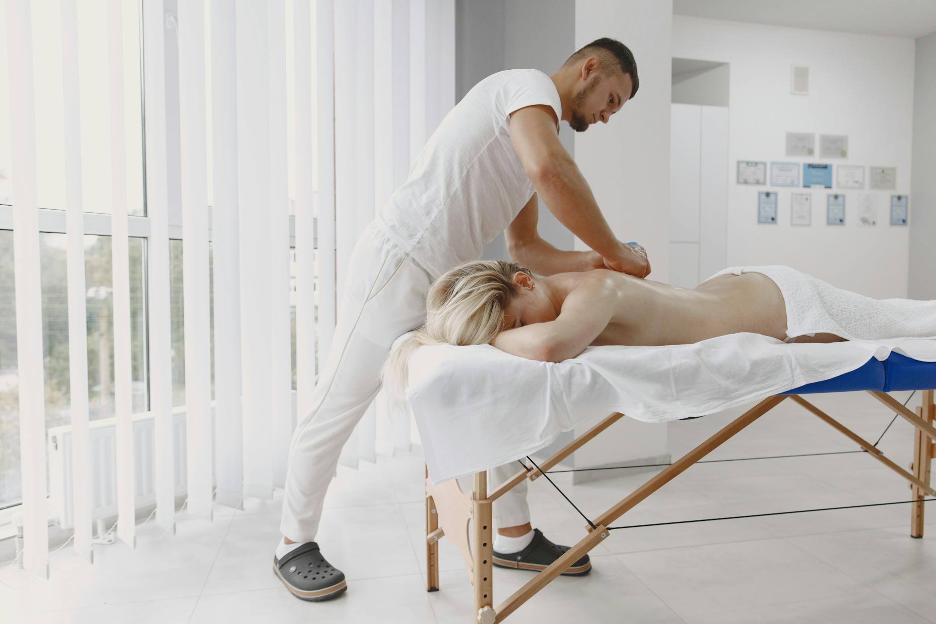 Osoba podczas relaksującego masażu całego ciała w nowoczesnym spa