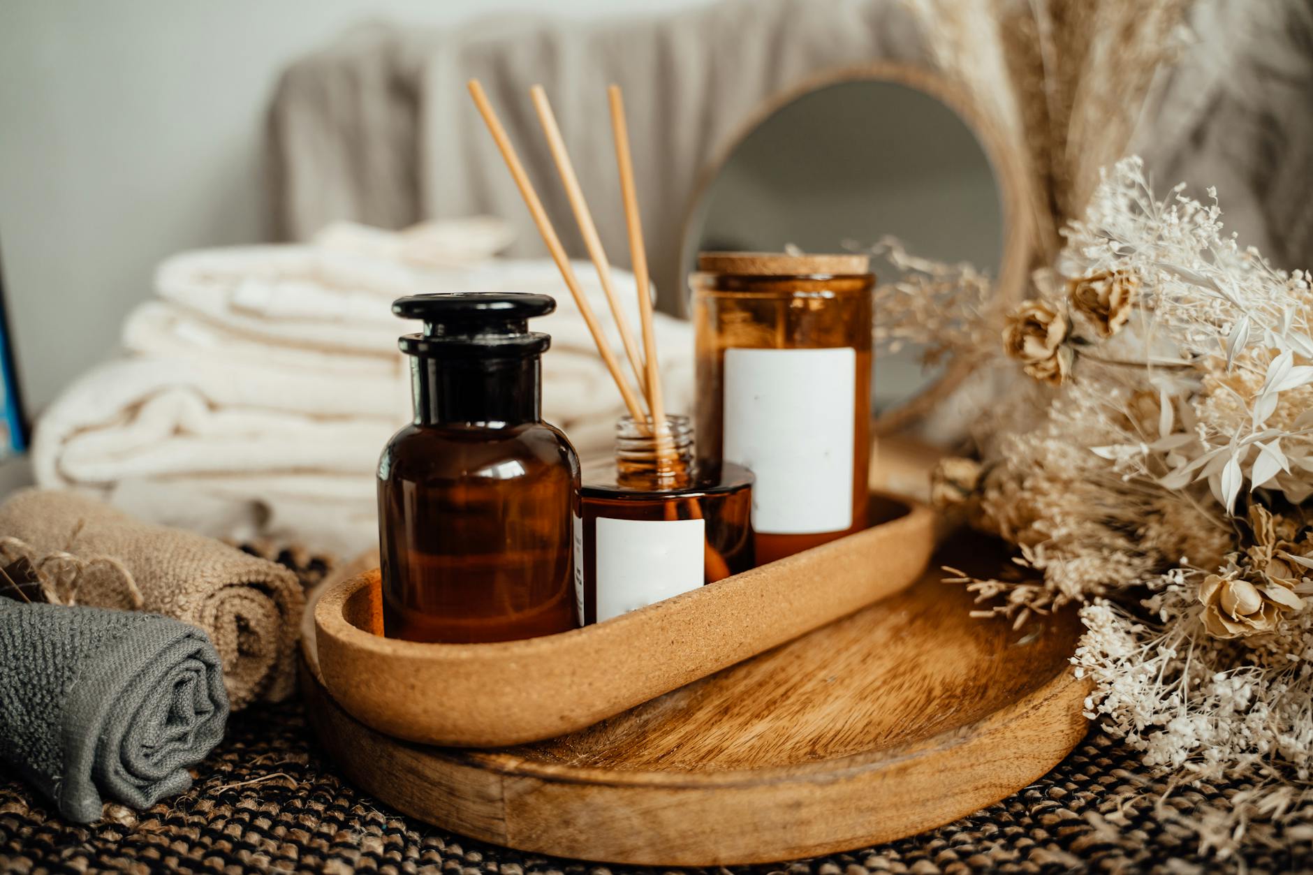 Relaksacyjny kącik spa z olejkami eterycznymi, świecami i suszonymi kwiatami