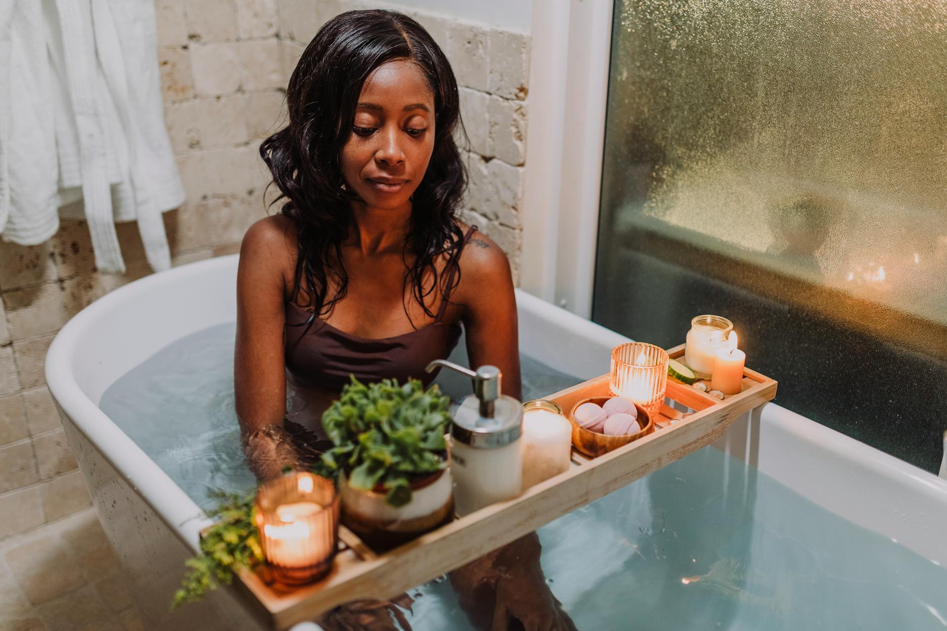 Relaksująca kąpiel w wannie przy świecach w nastrojowym świetle