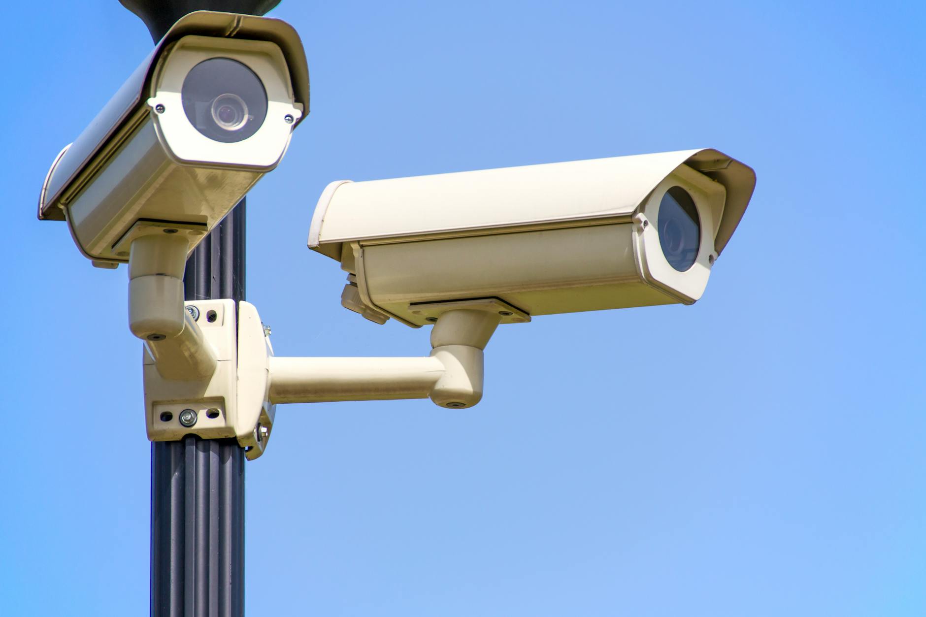 Zewnętrzne kamery monitoringu na słupie na tle czystego nieba