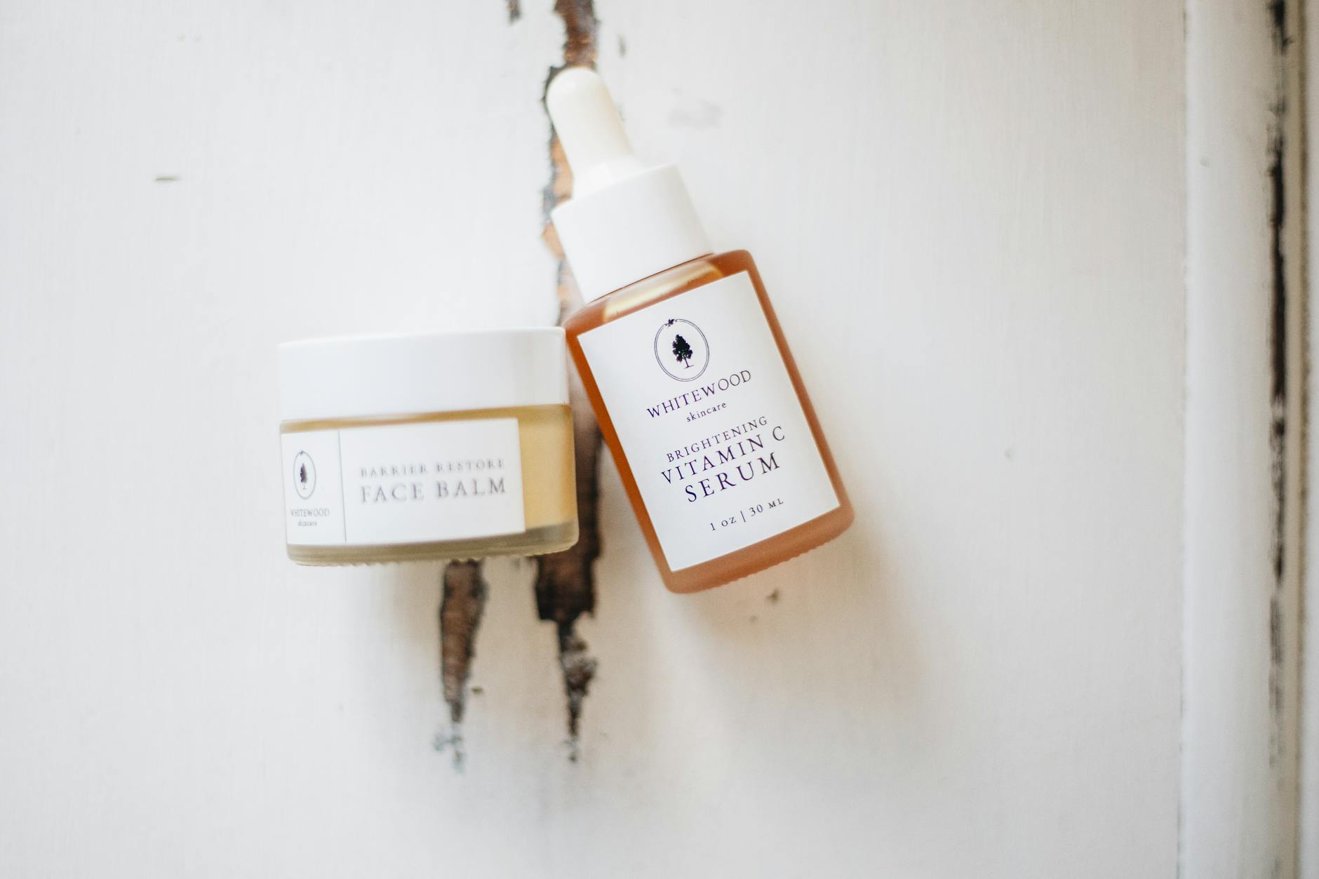 Płaskie ujęcie naturalnych kosmetyków do pielęgnacji skóry zimą