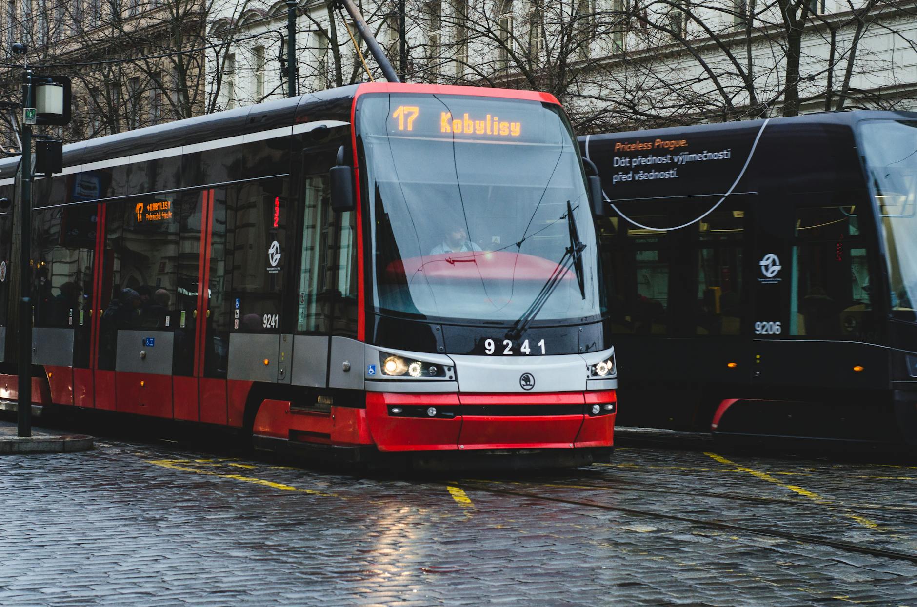 Jak transport publiczny w Polsce może stać się realną alternatywą dla samochodu Nowoczesny tramwaj na mokrej ulicy jako symbol transportu publicznego