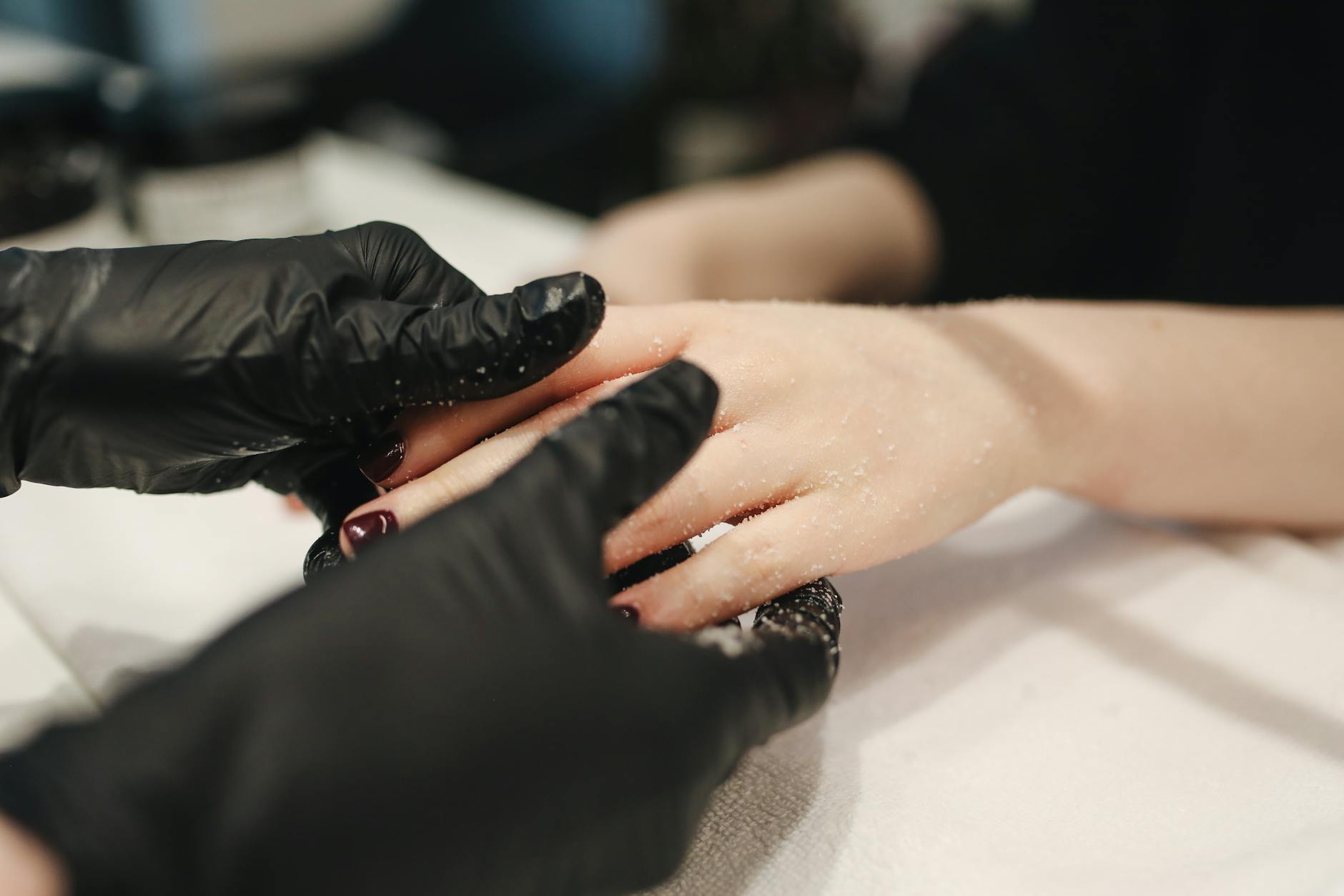Zbliżenie dłoni podczas złuszczającego zabiegu spa w salonie