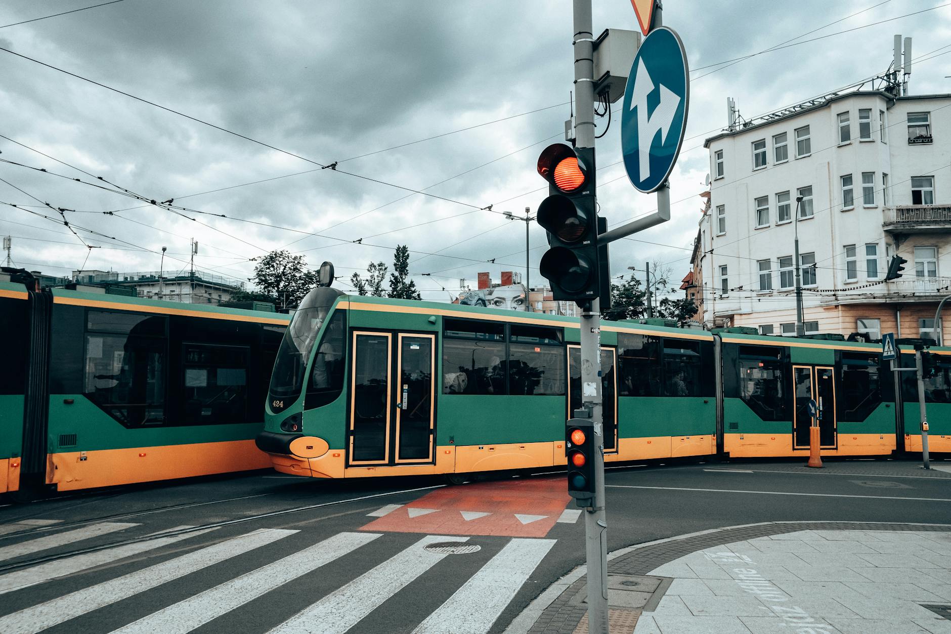 Zielono-żółte tramwaje na skrzyżowaniu w centrum Poznania