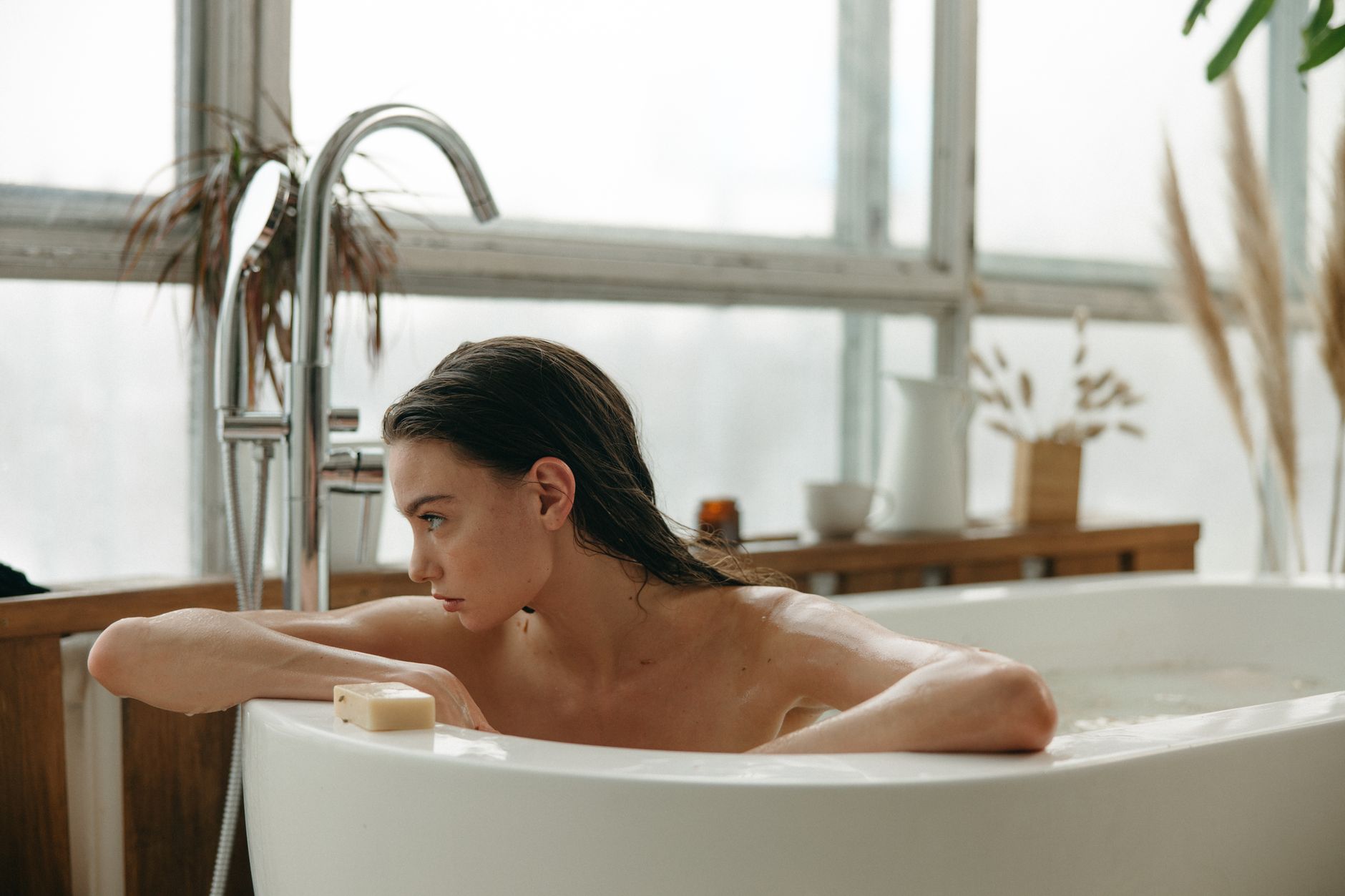 Kobieta relaksuje się w wannie podczas kąpieli w naturalnym świetle