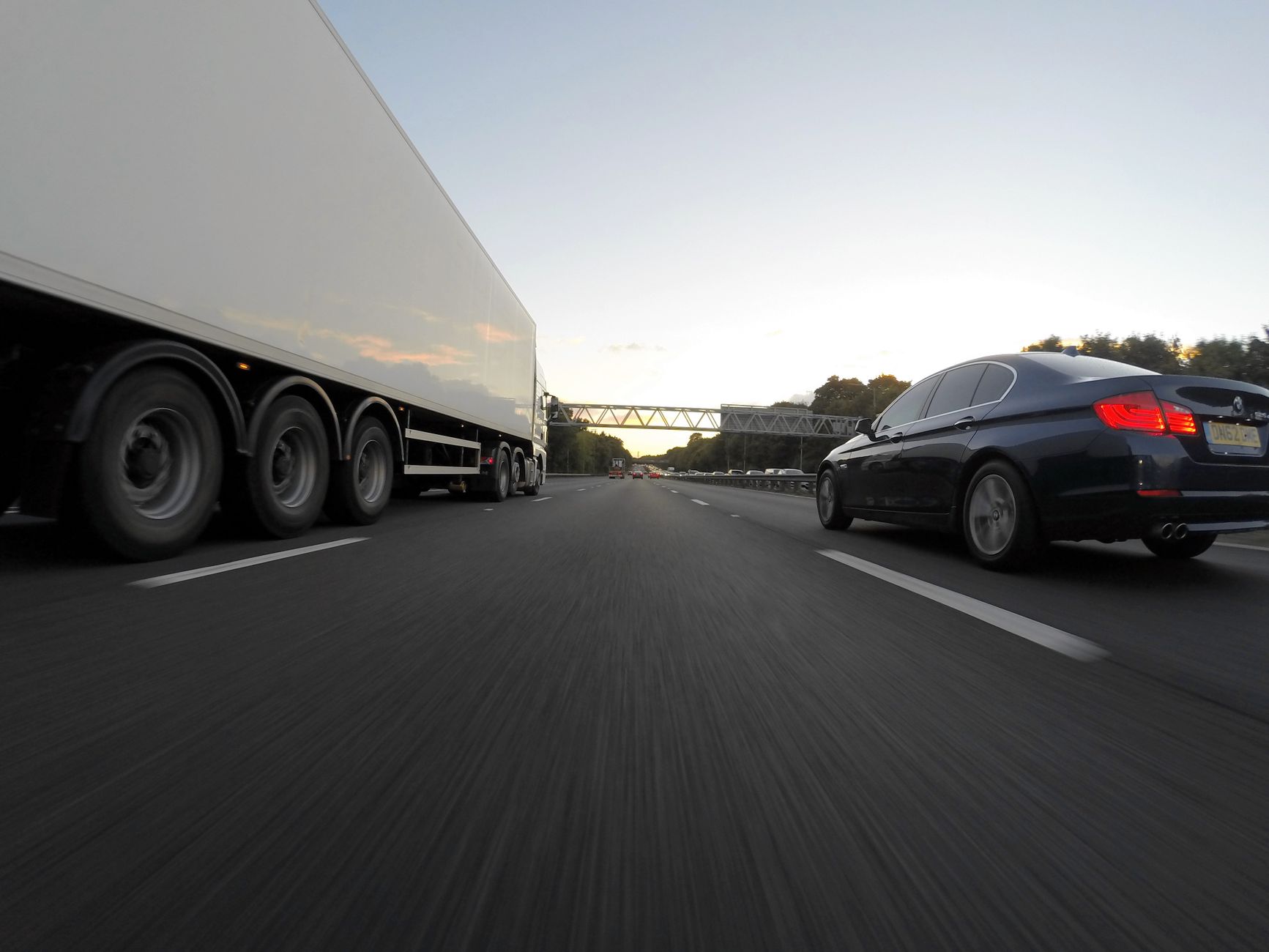 Samochody osobowe i ciężarówka na polskiej autostradzie za dnia Samochody osobowe i ciężarówka na polskiej autostradzie za dnia