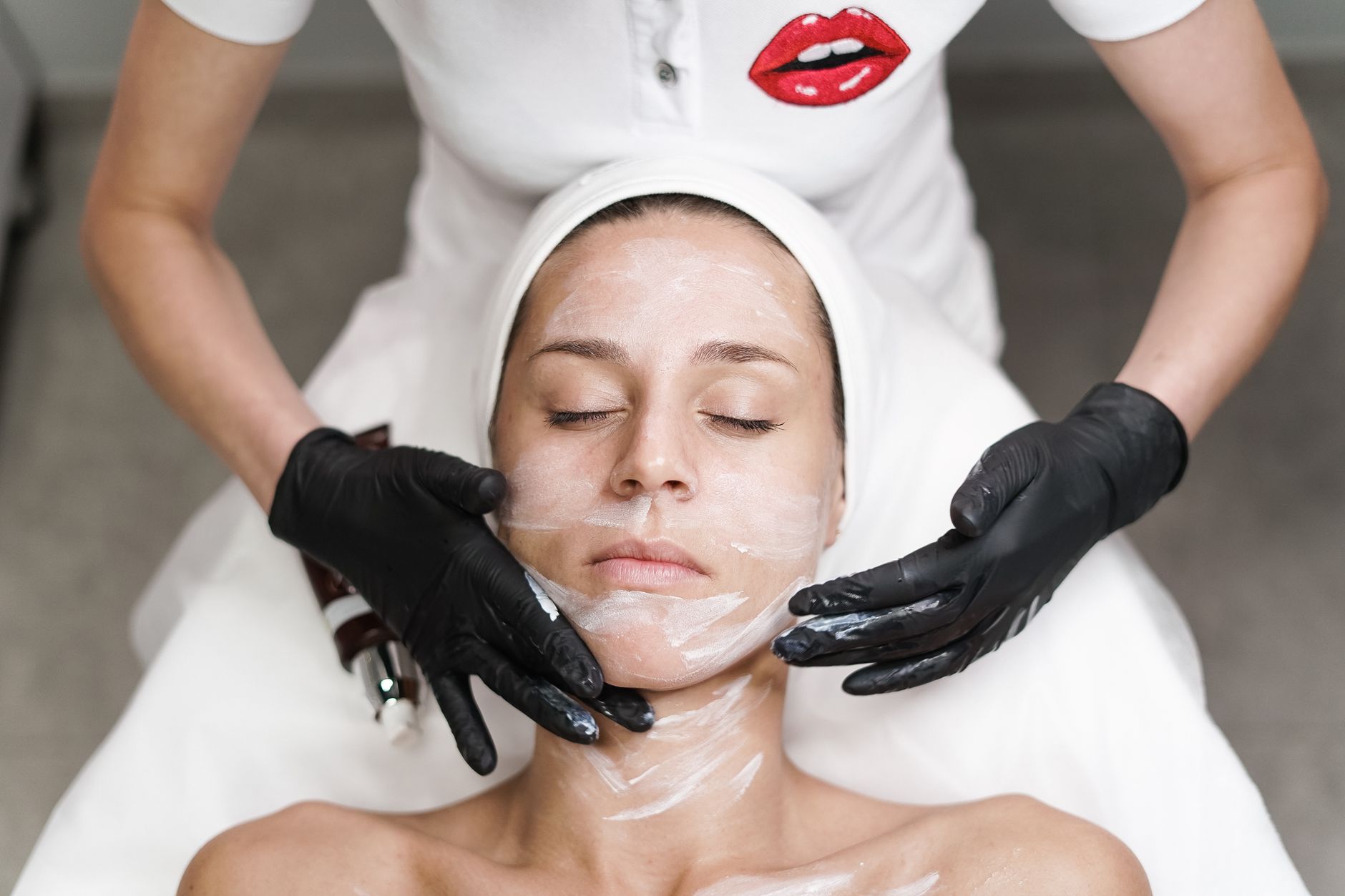 Kobieta w spa ma nakładaną maseczkę podczas relaksującego zabiegu
